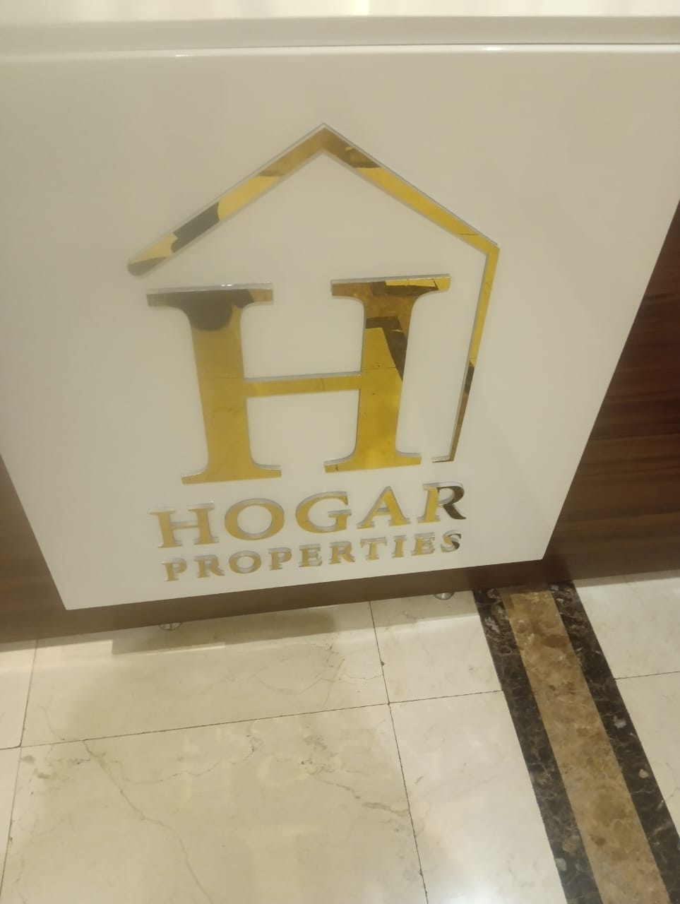 Gold mirror finish 3D sign for HOGAR PROPERTIES